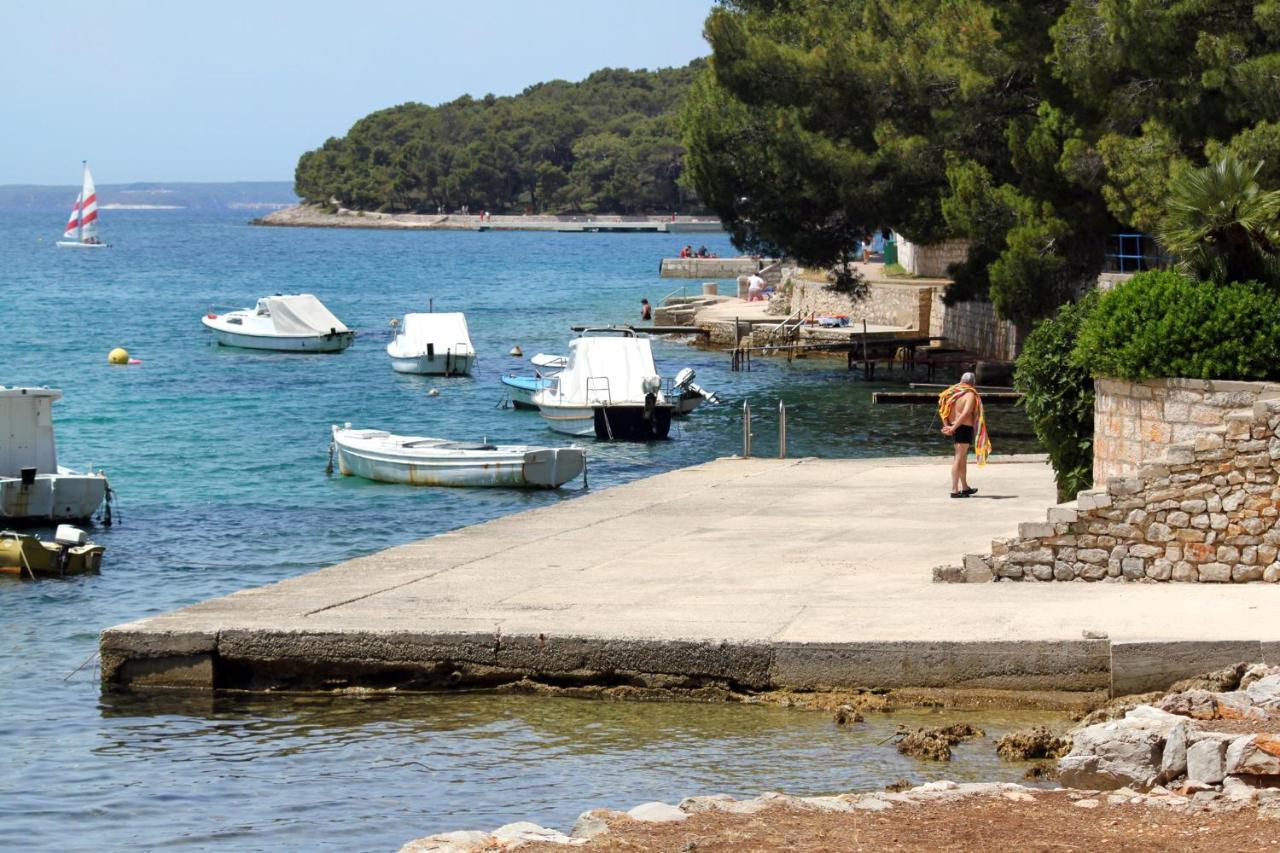 Apartments With A Parking Space Mali Losinj Exterior photo